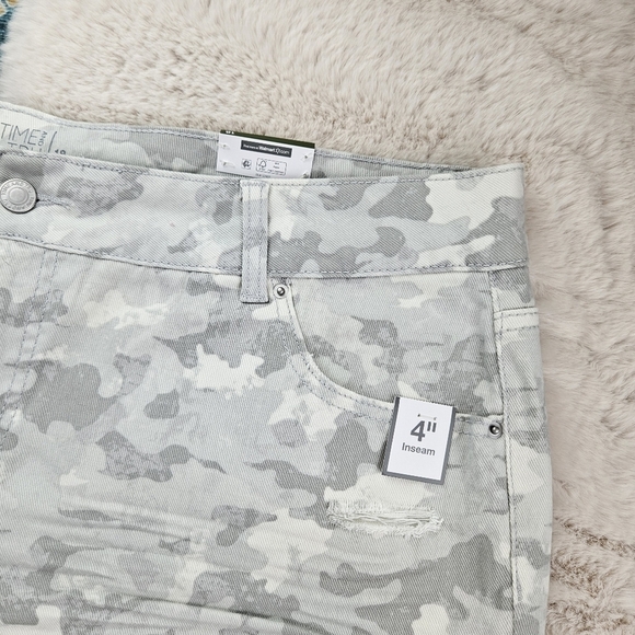 Time and Tru Women’s Mid Rise Frayed Hem Denim Shorts Camo 18 - Picture 6 of 10